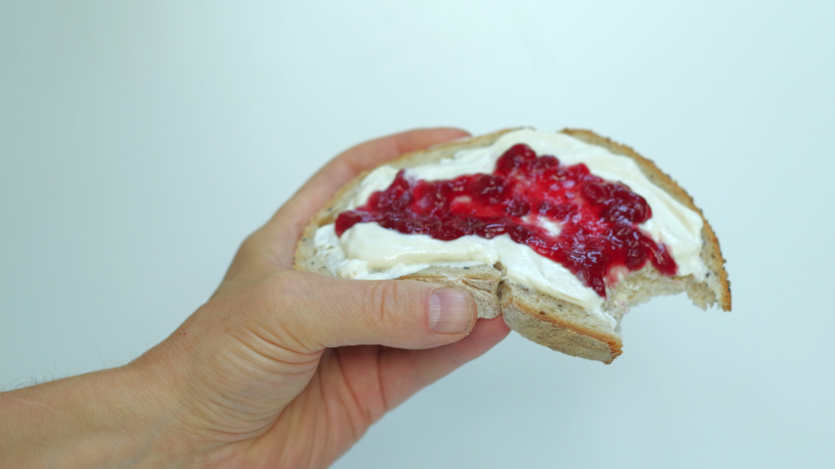 Foto van snee brood met plantaardige kwark en jam
